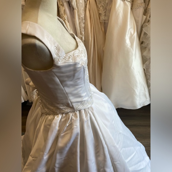 Vintage Maggie Sottero Wedding Dress - Picture 6 of 17
